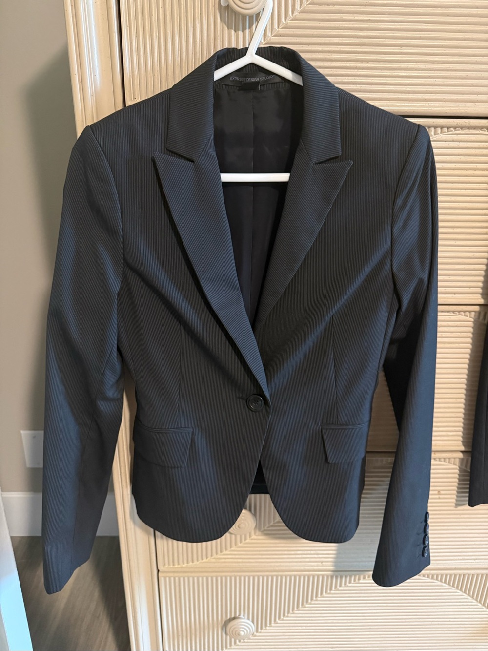 Express Women's 3 piece suit set. Single-Button Blazer/skirt/pants